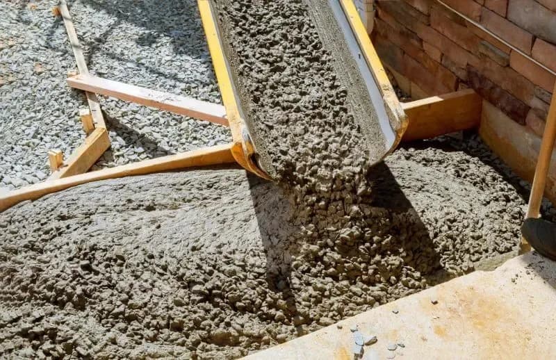 Ile cementu na podsypkę pod kostkę brukową wystarczy, żeby chodnik się nie zapadał?